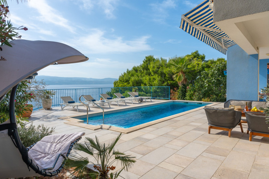 Table tennis, Treadmill, Orbitrek, PS5, walking distance to beach-shop-restaurant