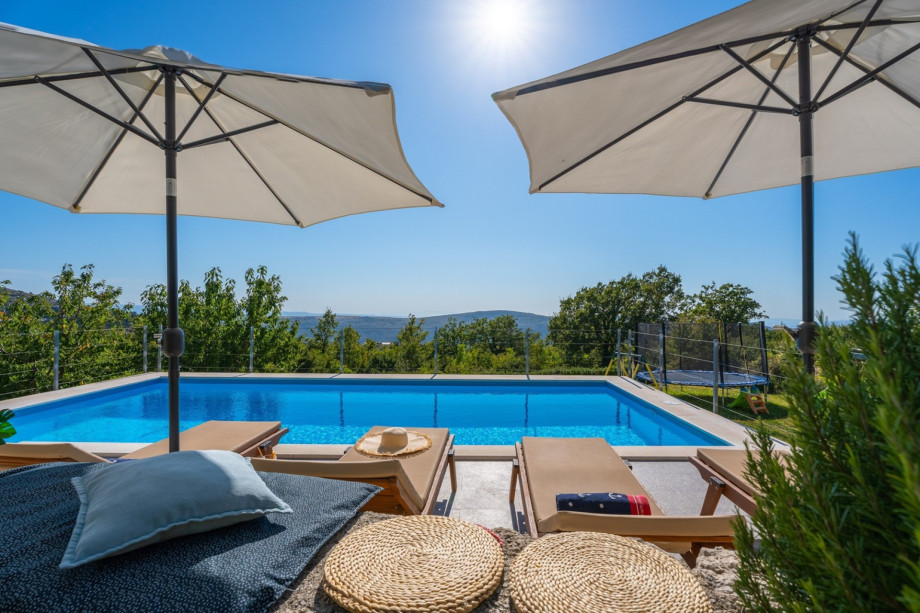 Private and heated swimming pool 8m x 4m with 6 deck chairs