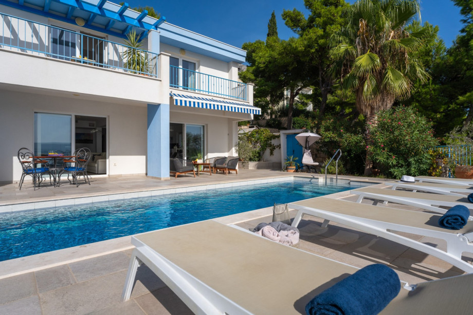 The outdoor is located at the lower ground floor level