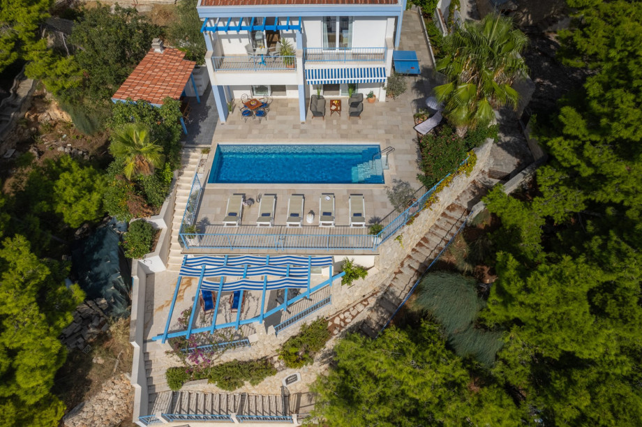 29sqm private and heated pool, opened sea views, pebble beach is just a few steps away