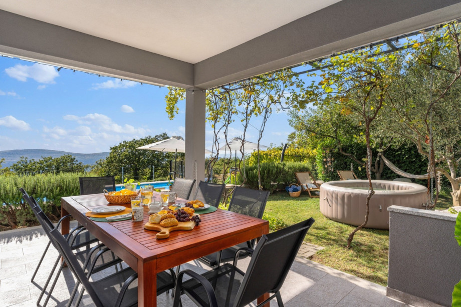 Covered outdoor dining area for 8 people