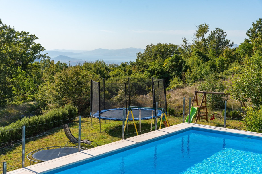 The outdoor area offers 6 deck chairs and an outdoor shower