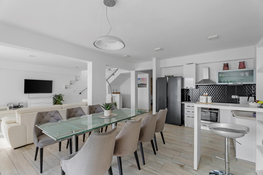 Fully equipped kitchen with dining area for 10 people