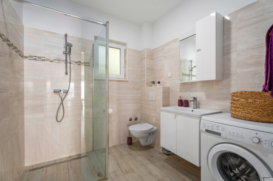 Family bathroom (4.5sqm) with a shower and a washing machine