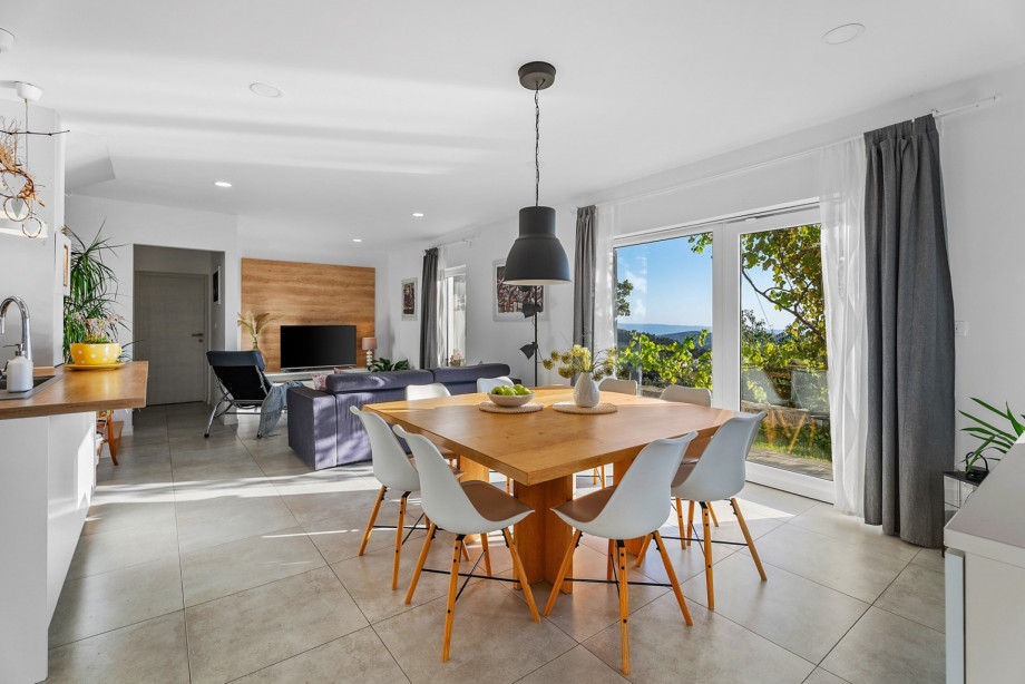 Living room with sofas, a flat-screen TV, air-conditiona a free WiFi