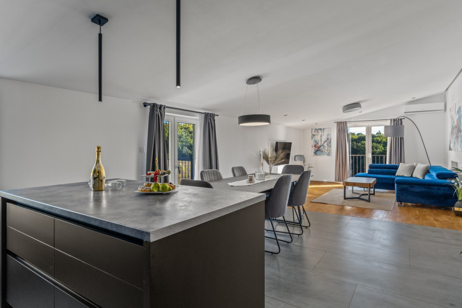 Fully equipped kitchen with all the amenities a modern guest needs (microwave oven, kettle, toaster, filter coffee machine..)