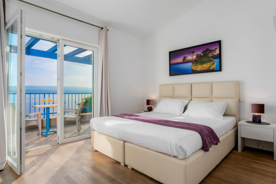 Bedroom NO3 (17sqm) with a king size bed 180cm x 200cm, A/C, a TV