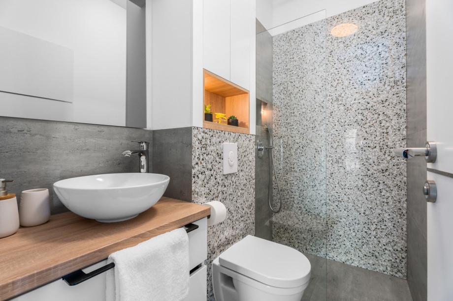 Family bathroom no. 3 with a shower, towels are provided