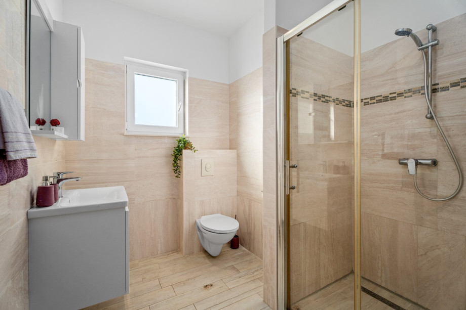 En -suite bathroom with a shower, towels are provided