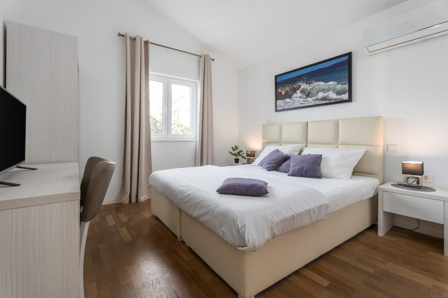 Bedroom NO4 (11sqm) with a king size bed 180cm x 200cm, A/C, TV