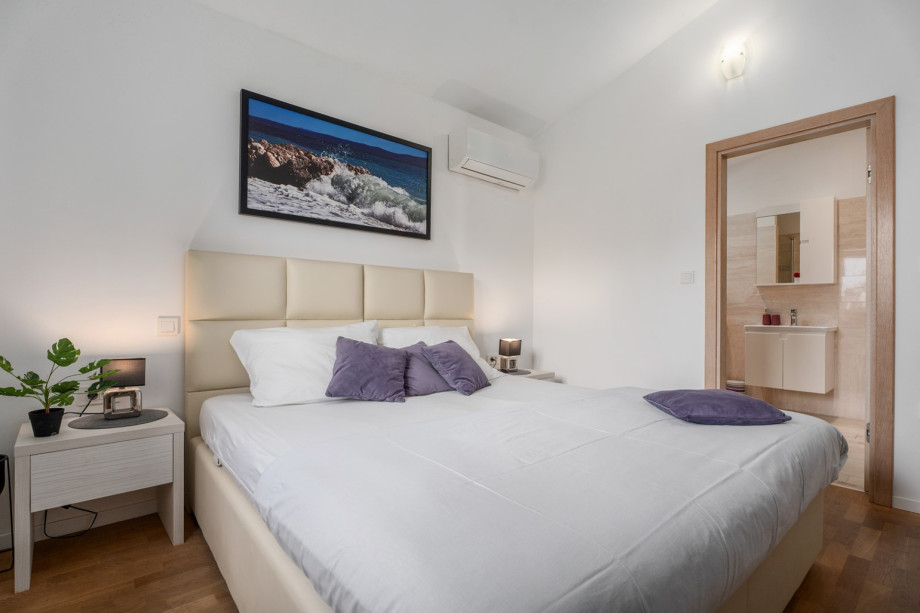 Bedroom NO4 with en-suite bathroom with a shower (4.5sqm)