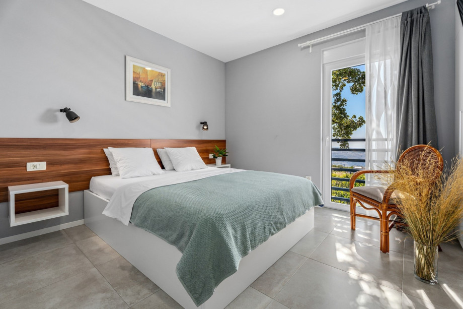 Bedroom NO2 with a queen-size bed 160cm x 200cm, A/C, TV