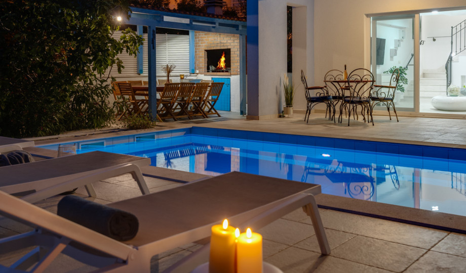 There is an outdoor staircase that takes you to the pebble beach (30m from villa) and there is a canoe for your use