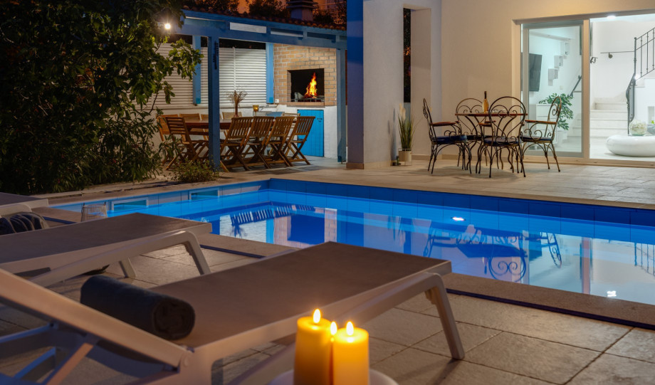 There is an outdoor staircase that takes you to the pebble beach (30m from villa) and there is a canoe for your use