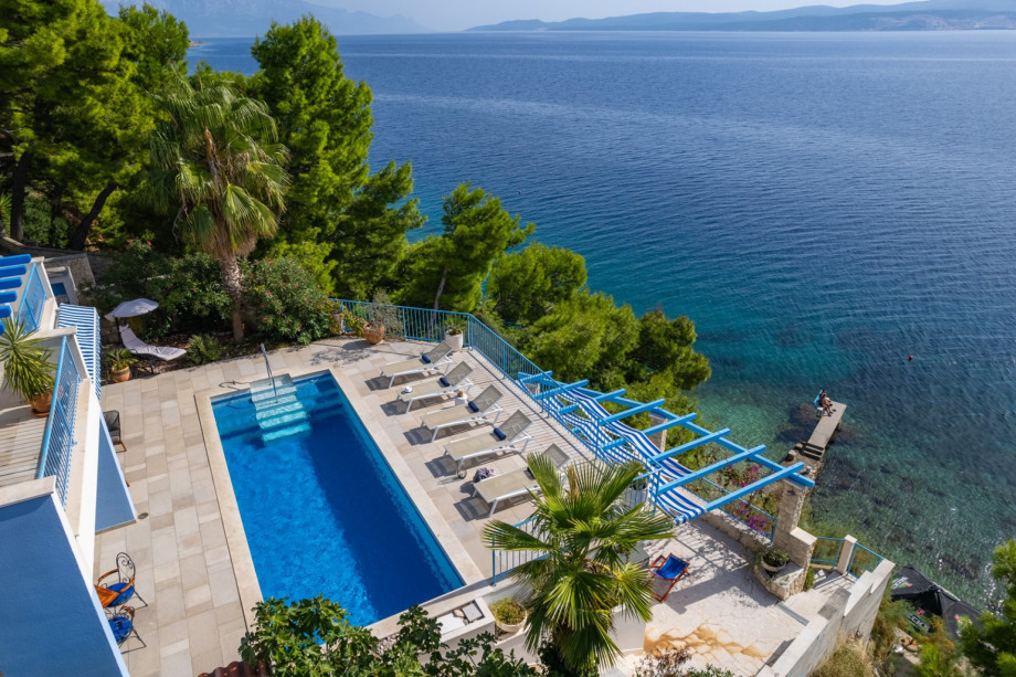 Private and heated swimming pool 3.2m x 9.2m, a sun-deck area with 5 deck chairs