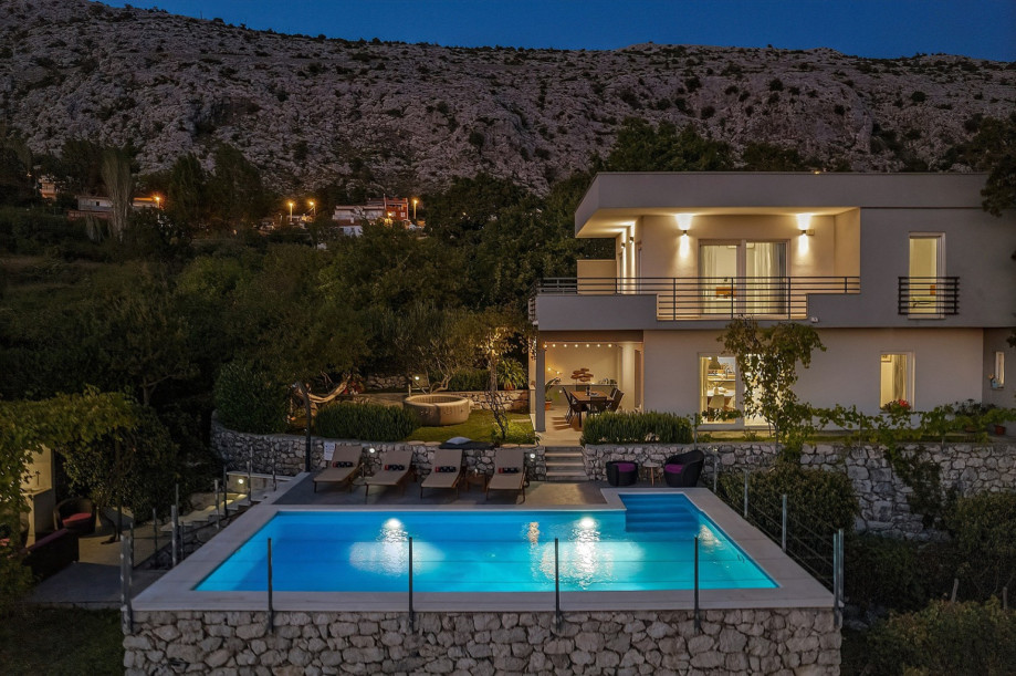 Natural surroundings and sound of bird song for relaxing vacation