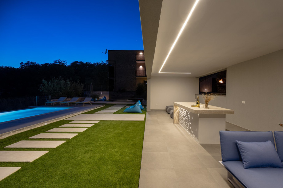 It can comfortably accommodate 12 people and it offers a private and heated 44sqm pool