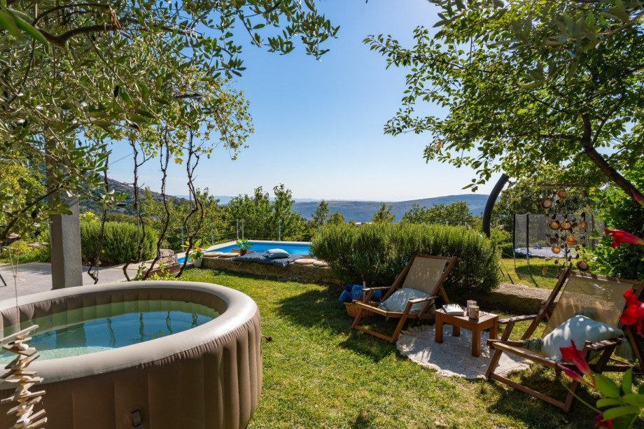 Sitting area next to the Softub Whirlpool - where you can enjoy hot summer