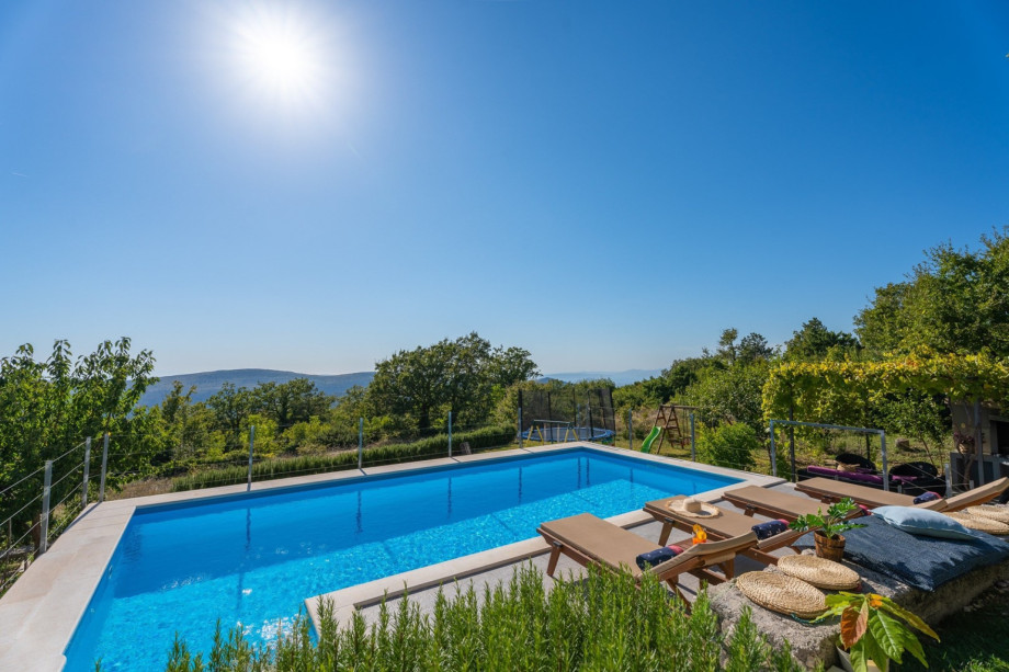 It can comfortably accommodate 8 people and it offers a private and heated 33sqm pool