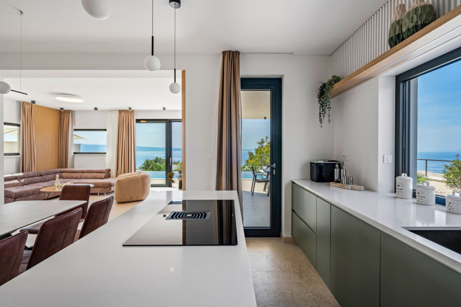 Fully equipped kitchen with a kitchen island