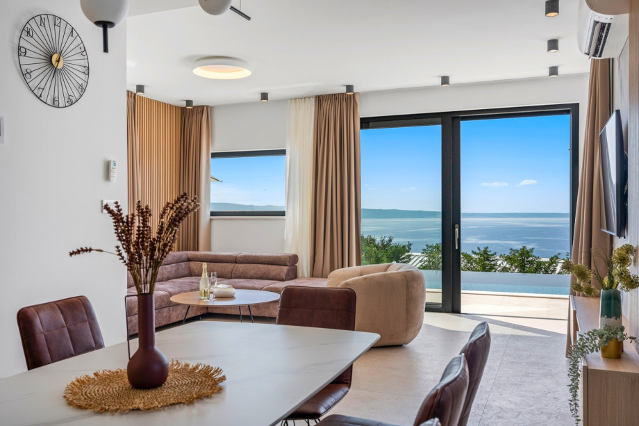 Well-organized 4-bedroom villa with panoramic sea