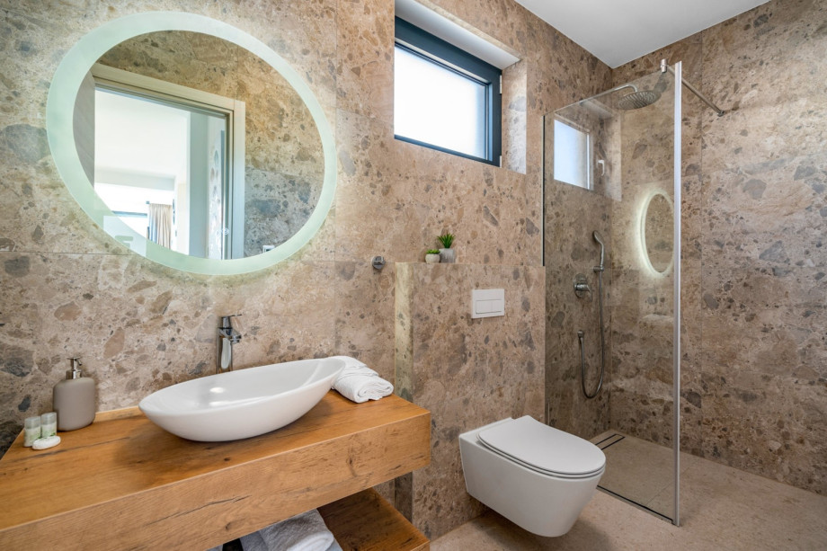 En-suite bathroom with a shower