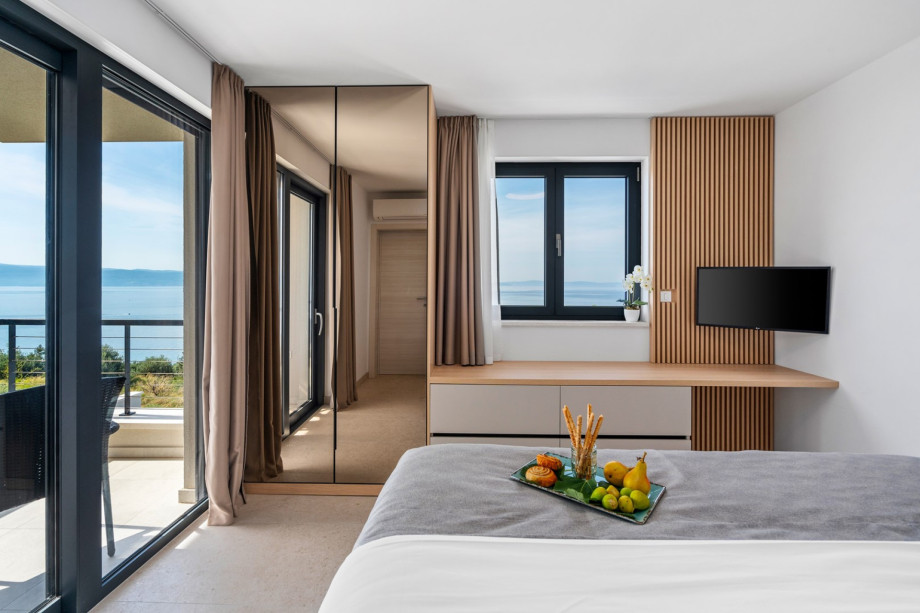 Bedroom NO4  with king size bed 180cm x200cm, a TV, A/C, en-suite Bathroom with a shower (5sqm), and a terrace with sea and pool views