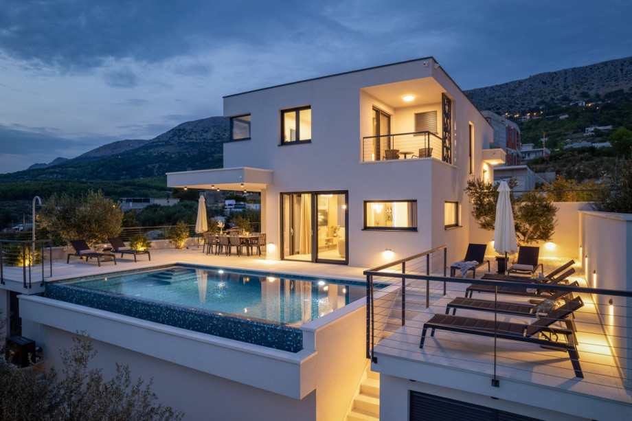 Comfortable stay and unforgettable vacatio, nicely organized lights for perfect evenings by the pool