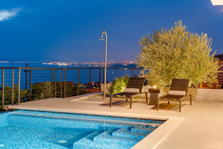 Swimming pool with a fully automated salt electrolysis system