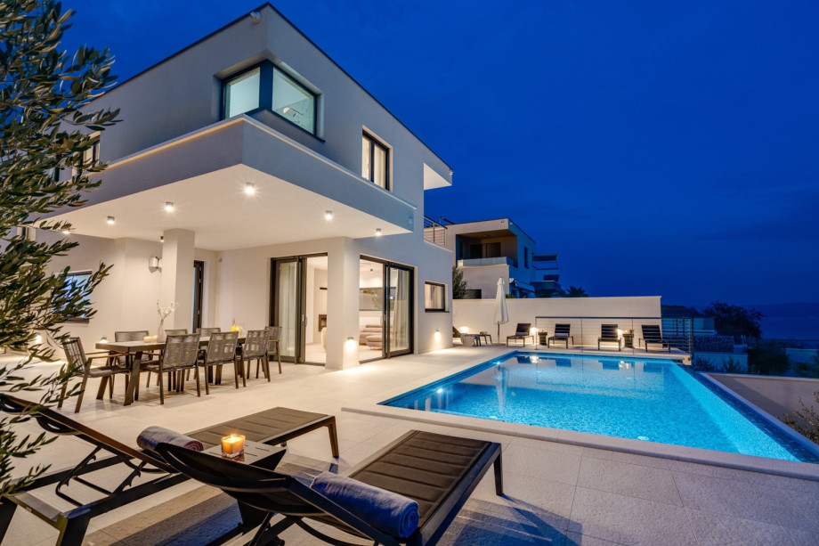 Secured parking place on a private plot for 3 cars