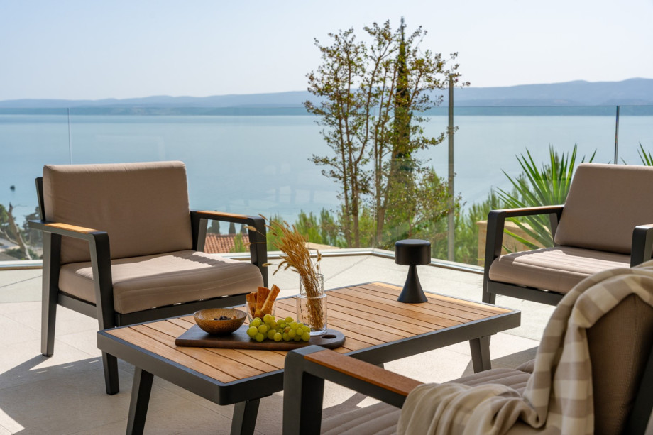 This beautifully organized property of 380sqm of living space