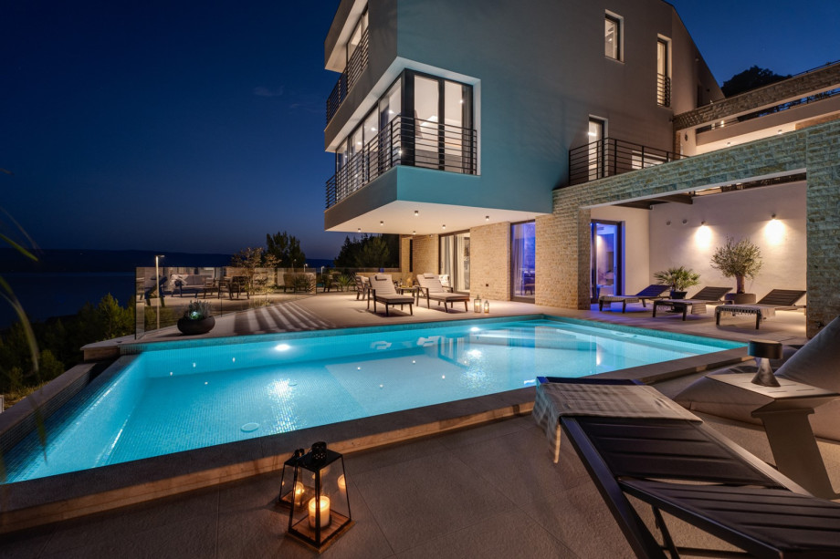 Heated infinity pool, Finnish sauna, Media room, 2 living areas, spectacular sea views, very spacious interior, high-end property