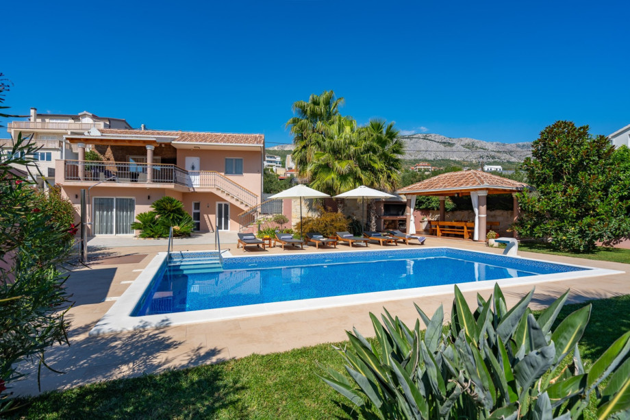 Villa Antura offers comfortable accommodation for 7 people, fully air-conditioned with free WiFi.