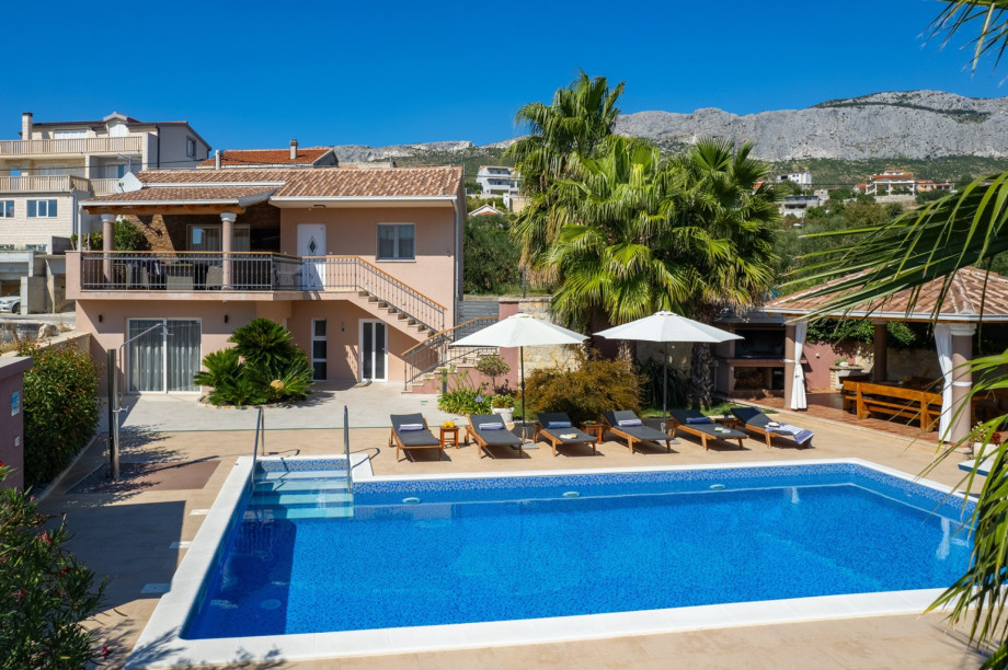 Villa Antura offers comfortable accommodation for 7 people, fully air-conditioned with free WiFi.