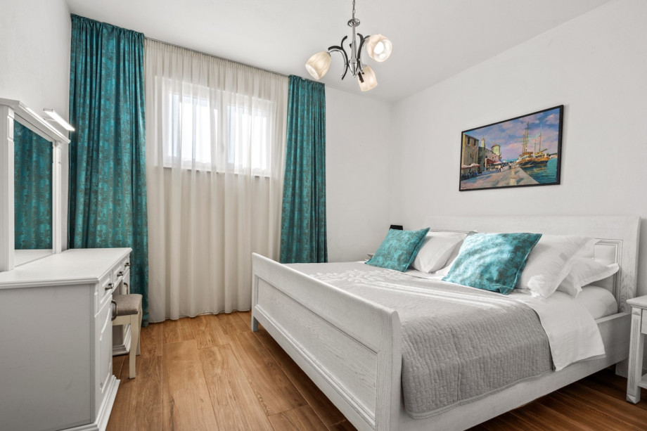 Bedroom No1with king size bed 180cm x 200cm, A/C