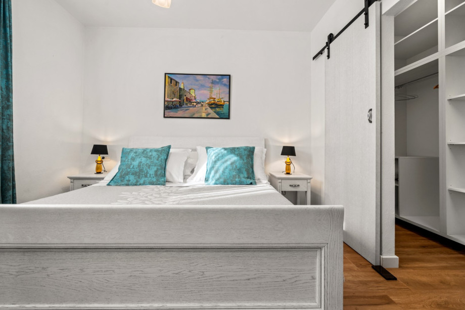 Bedroom No1with king size bed 180cm x 200cm, A/C