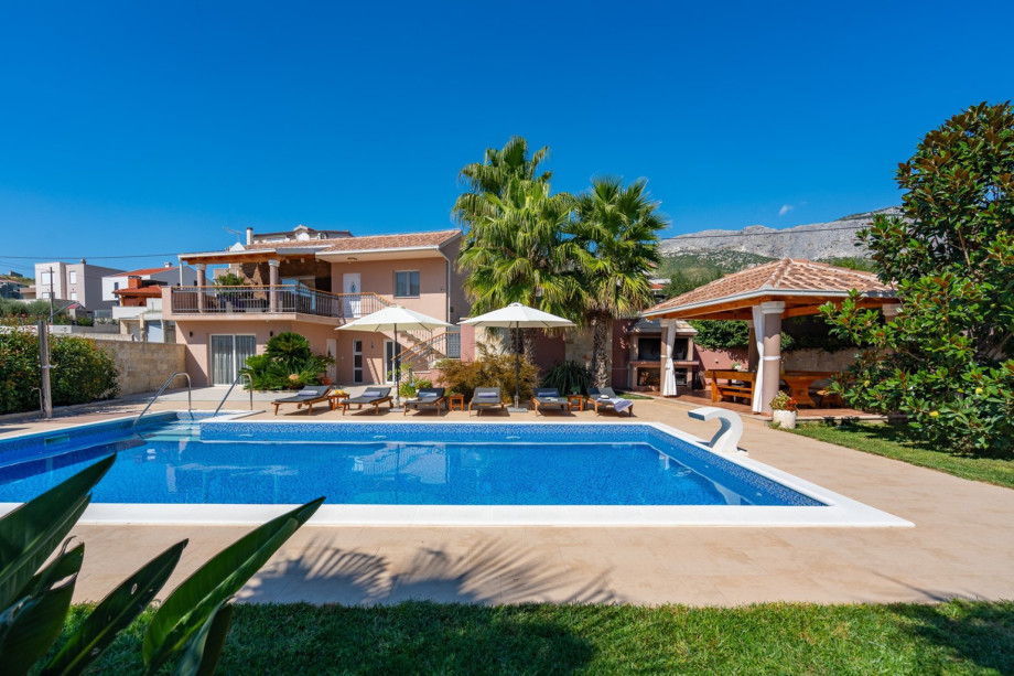 Villa Antura offers comfortable accommodation for 7 people, fully air-conditioned with free WiFi.