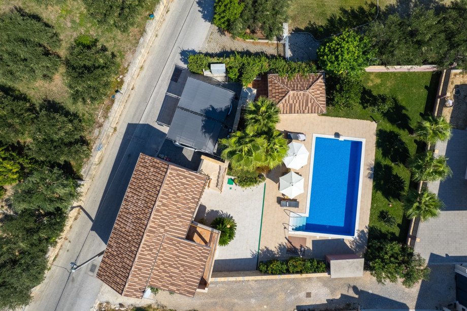 Villa Antura offers comfortable accommodation for 7 people, fully air-conditioned with free WiFi.