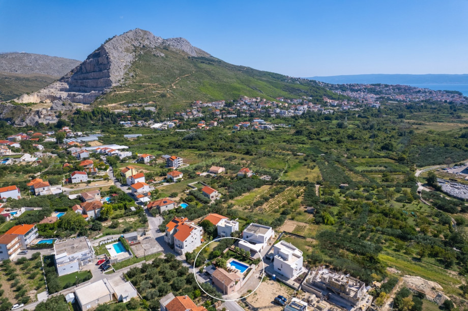 Location of the property and surroundings