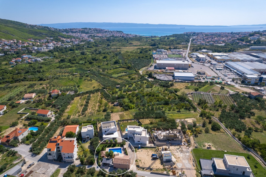 Location of the property and surroundings