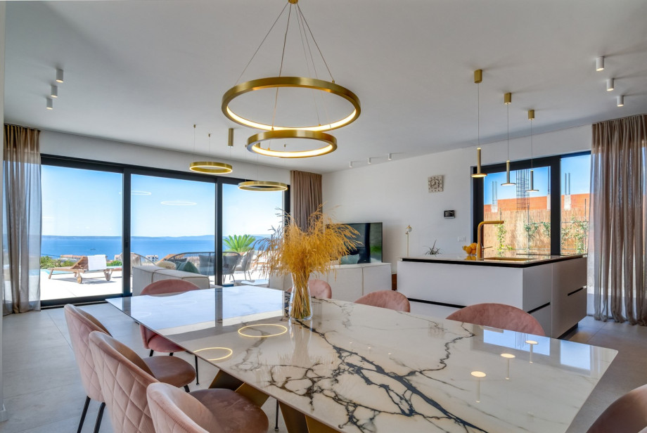 A direct approach to the pool area and to the outdoor dining area with barbecue