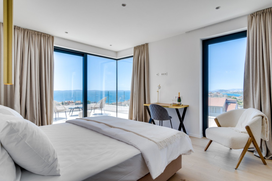 Bedroom No4 is also equipped with an en-suite bathroom with bathtub