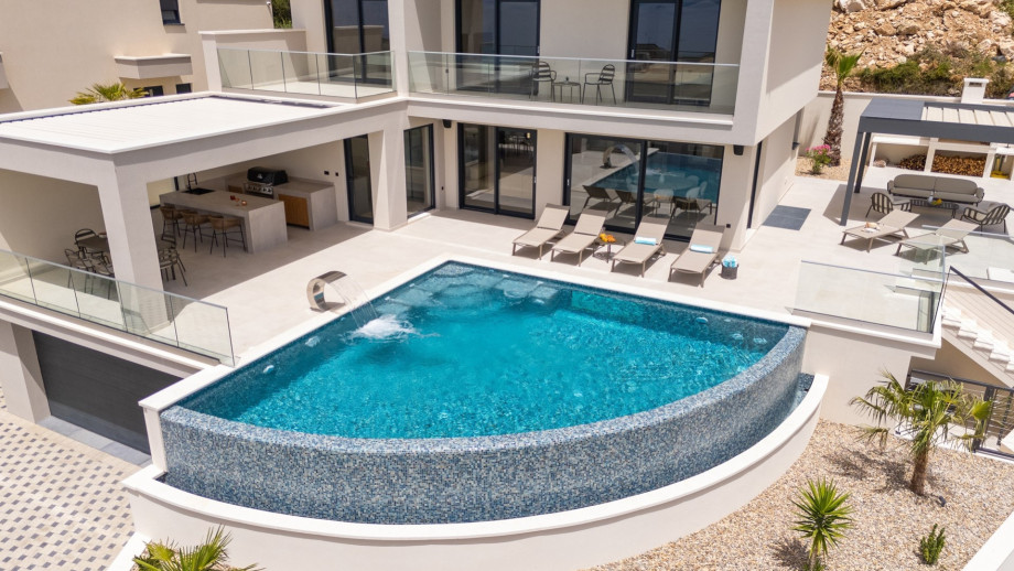 Seaviews, heated infinity pool, spa area with sauna and hot tub, 4 en suite bedrooms