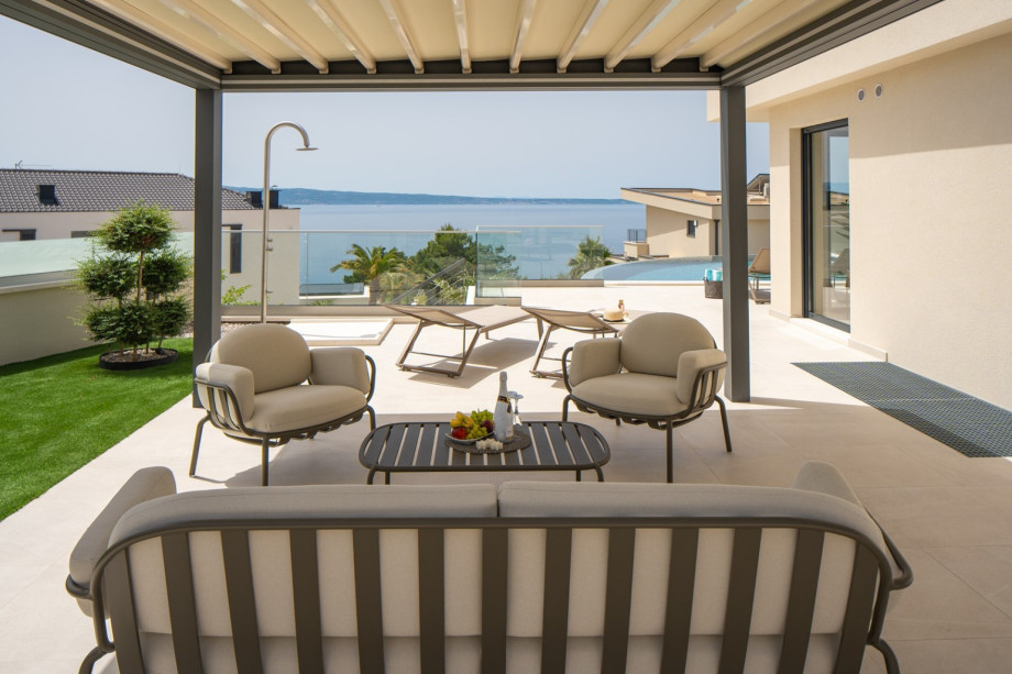 Lounge area, and open views of the sea that also overlooks the villas