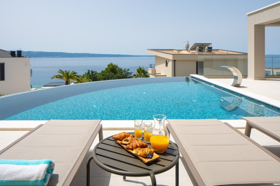 Private, heated 40,5 square meter (9 x 4,5 meter) infinity pool with hydromassage