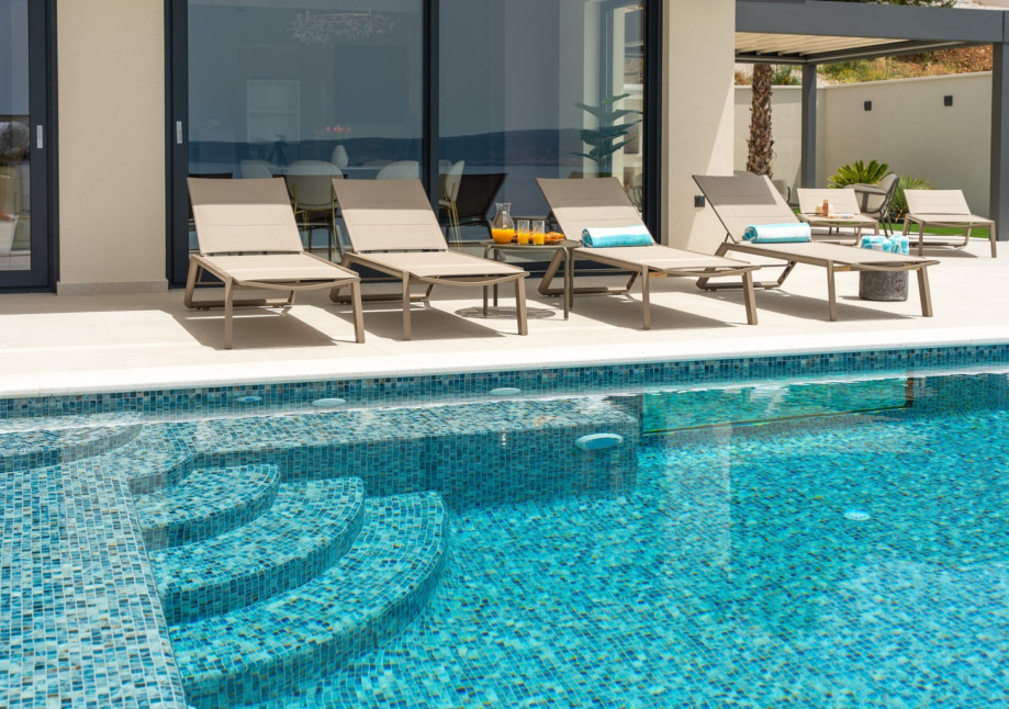 Swimming pool with automated salt electrolysis system