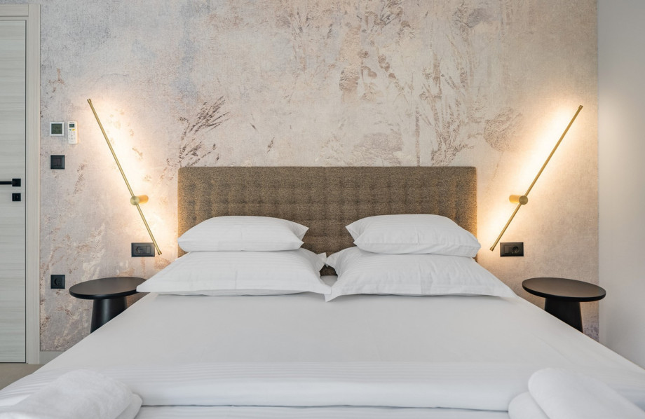 Ground floor bedroom No. 1 (16.5sqm) has a 180cm x 200cm king-size bed