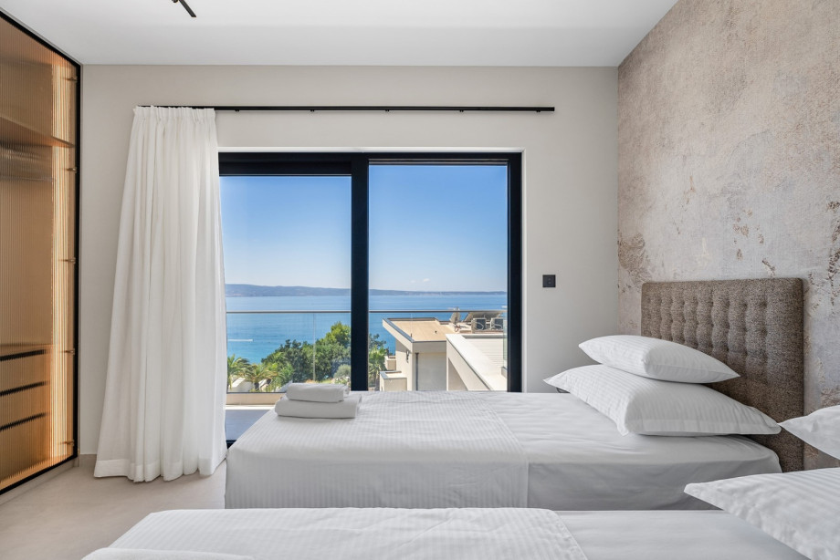 Bedroom No. 4 with two 90 cm by 200 cm single beds, and balcony