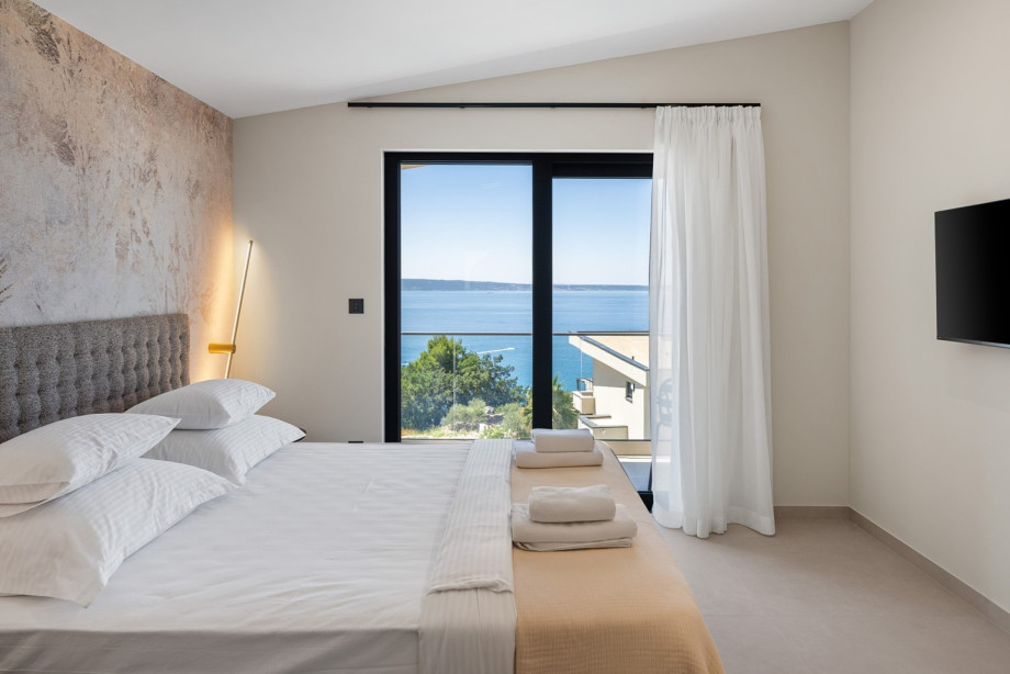 Bedroom No. 3 with a queen-size bed 160 cm by 200 cm, TV, air conditioning