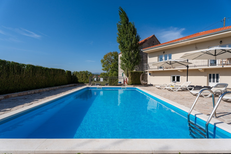 Private and heated swimming pool 10m x 4.5m